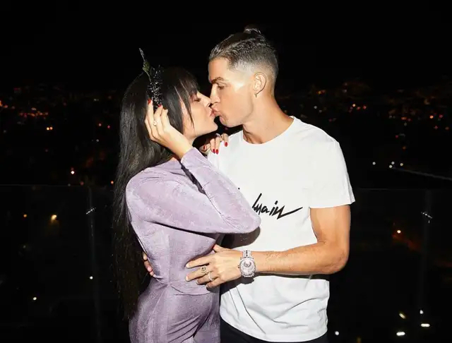 c罗为什么和乔治娜一起收心了,c罗和女友乔治娜亲吻