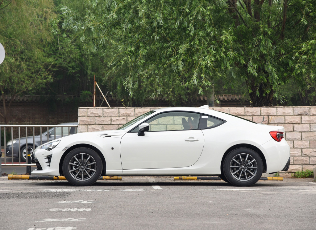 花十万就能买到一台跑车丰田86,丰田86跑车二手车