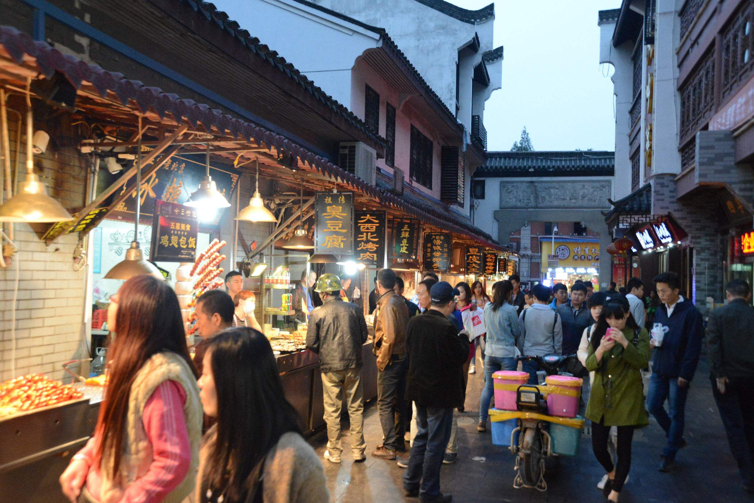 国内十条著名小吃街你都去吃过吗,这才是本地人经常去的正宗小吃街