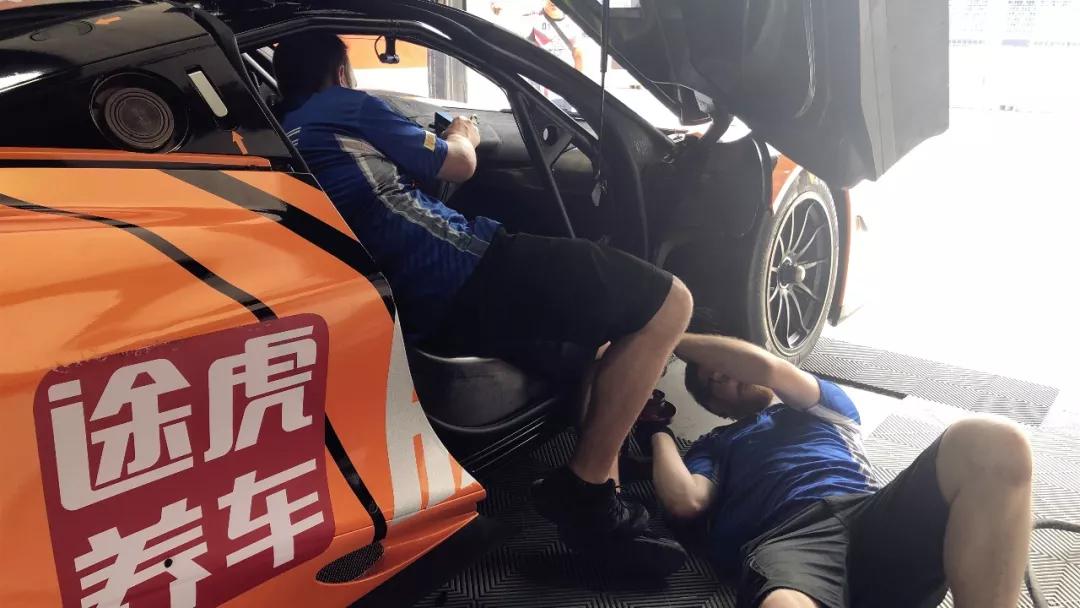 摸进韩寒的P房，看看民用车和赛车保养到底有什么区别？