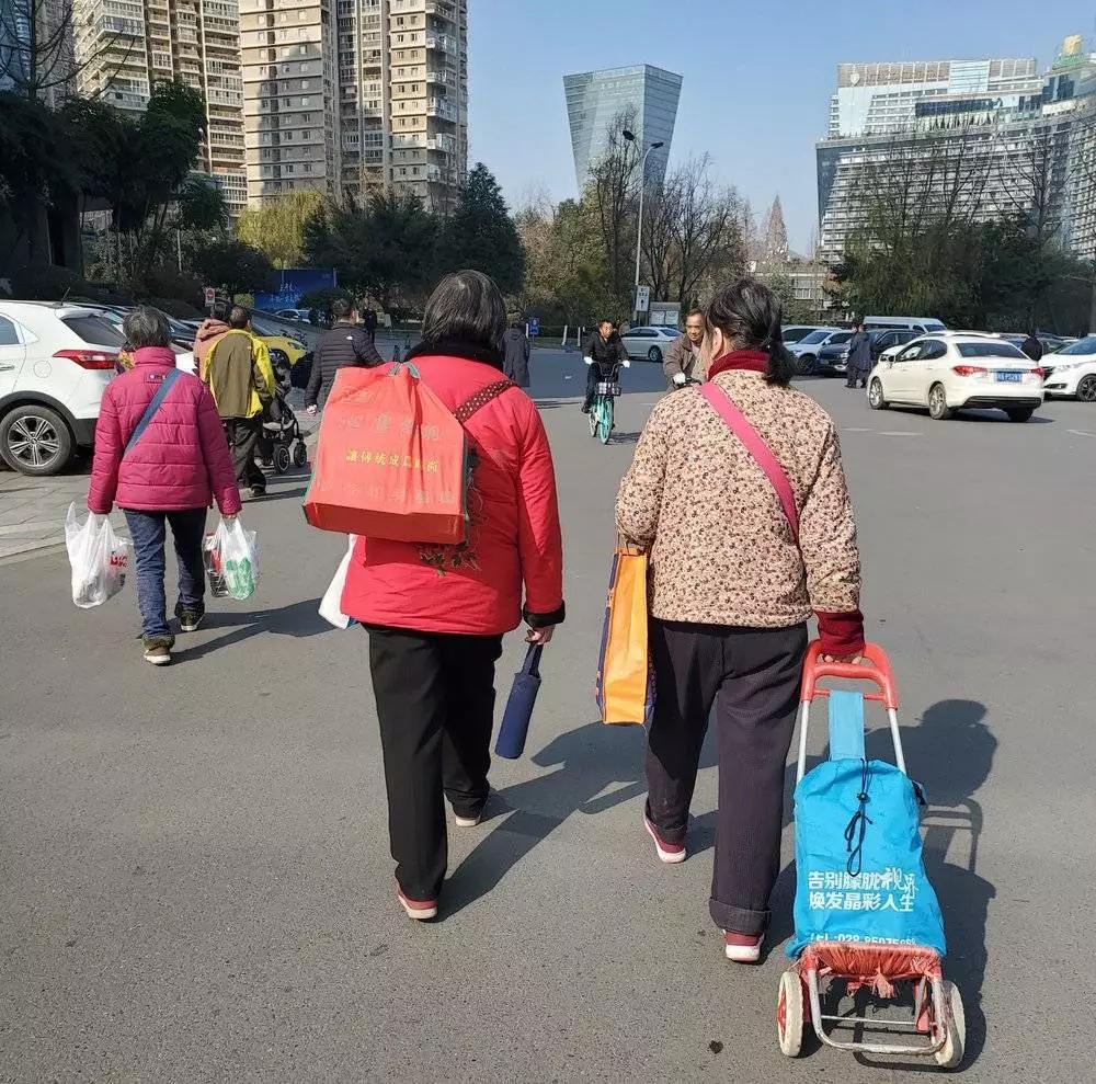 疫情之前，我们去年货展销会转了转