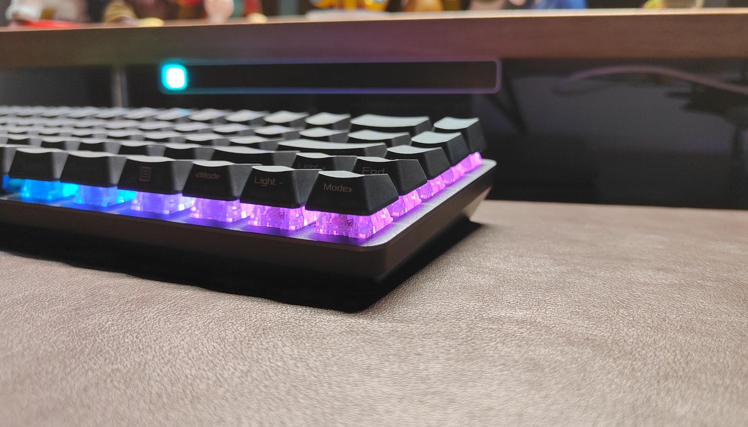 游戏宅的电脑桌面,游戏头戴式耳机rog棱镜s