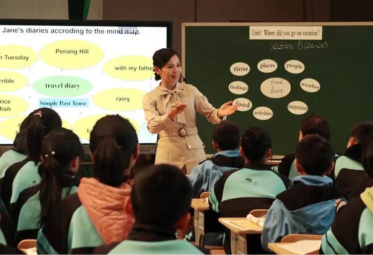 巴陵郡三湘四水英才聚，香樟园高谈阔论红烛燃