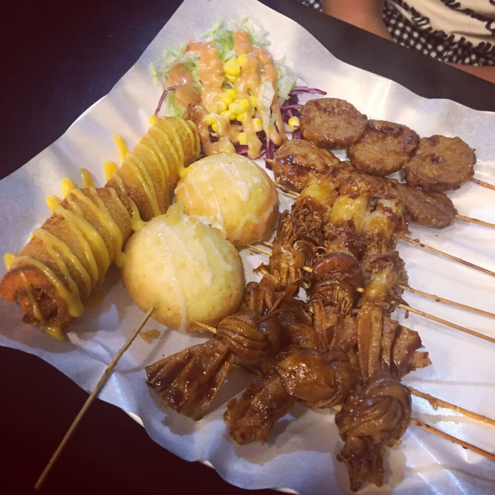 街边摆摊的炸串一般有几种撒料,重庆摆地摊卖炸串