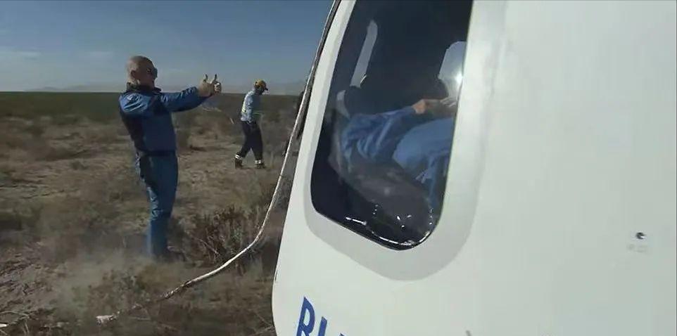 贝佐斯女友当街亲他一脸口红，浑身巨钻，富婆气息，转正的节奏？