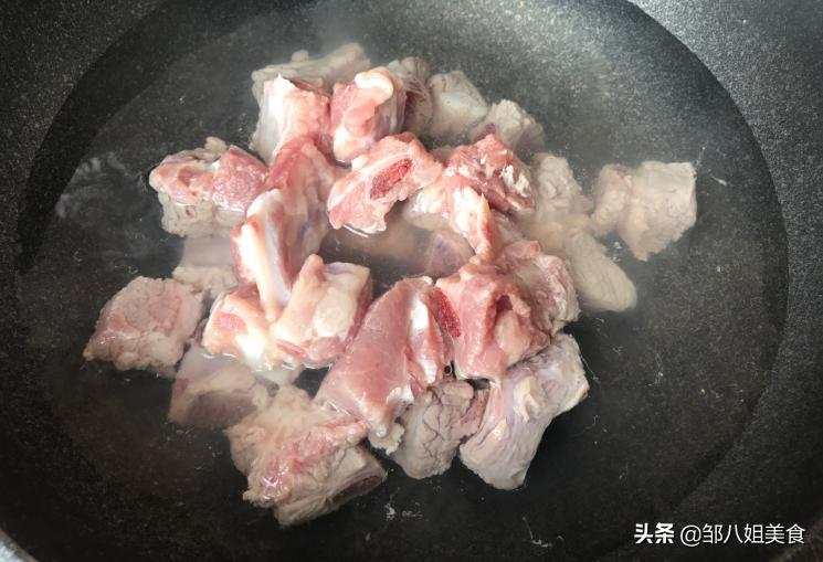炖排骨时切记不要直接焯水,炖排骨记住不要直接炖