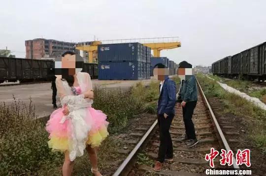 坐火车手机掉厕所掉轨道上会赔吗,坐火车手机掉厕所里怎么办