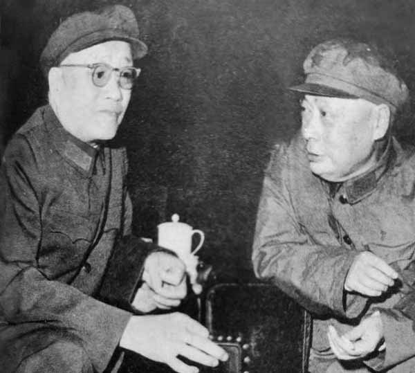 *伯承刘**与陈毅一起散步，陈毅累得气喘吁吁，叫苦不迭