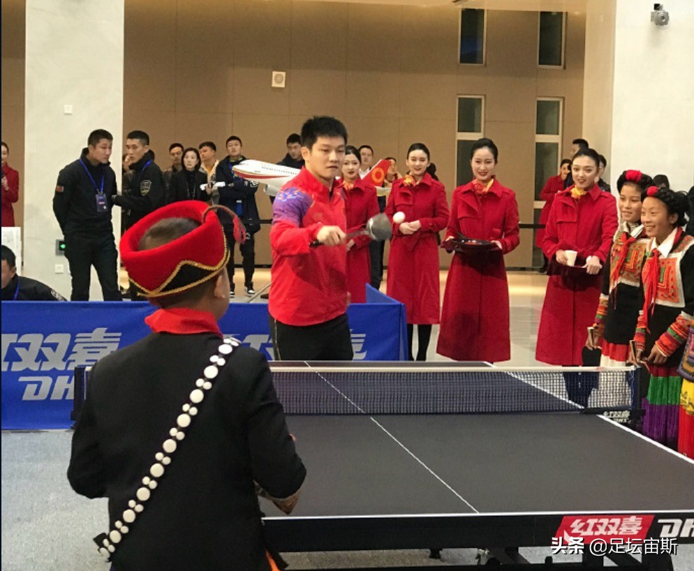 国乒2将穿羽绒服出席见面会！樊振东巧答理想型女友 马龙爆料师弟