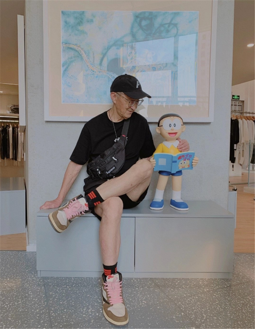 82岁爷爷穿粉色AJ上街，一身马卡龙配色，和孙子同款真时尚