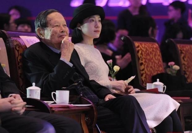 杨振宁真的让翁帆改嫁吗,嫁给杨振宁前翁帆经历了什么