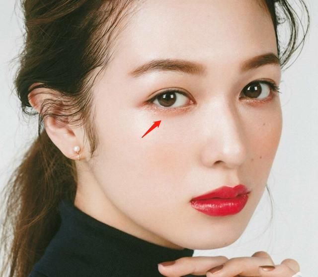 眼睛小如何化妆来弥补这一缺陷,眉眼间距太小怎么化妆显眼睛大