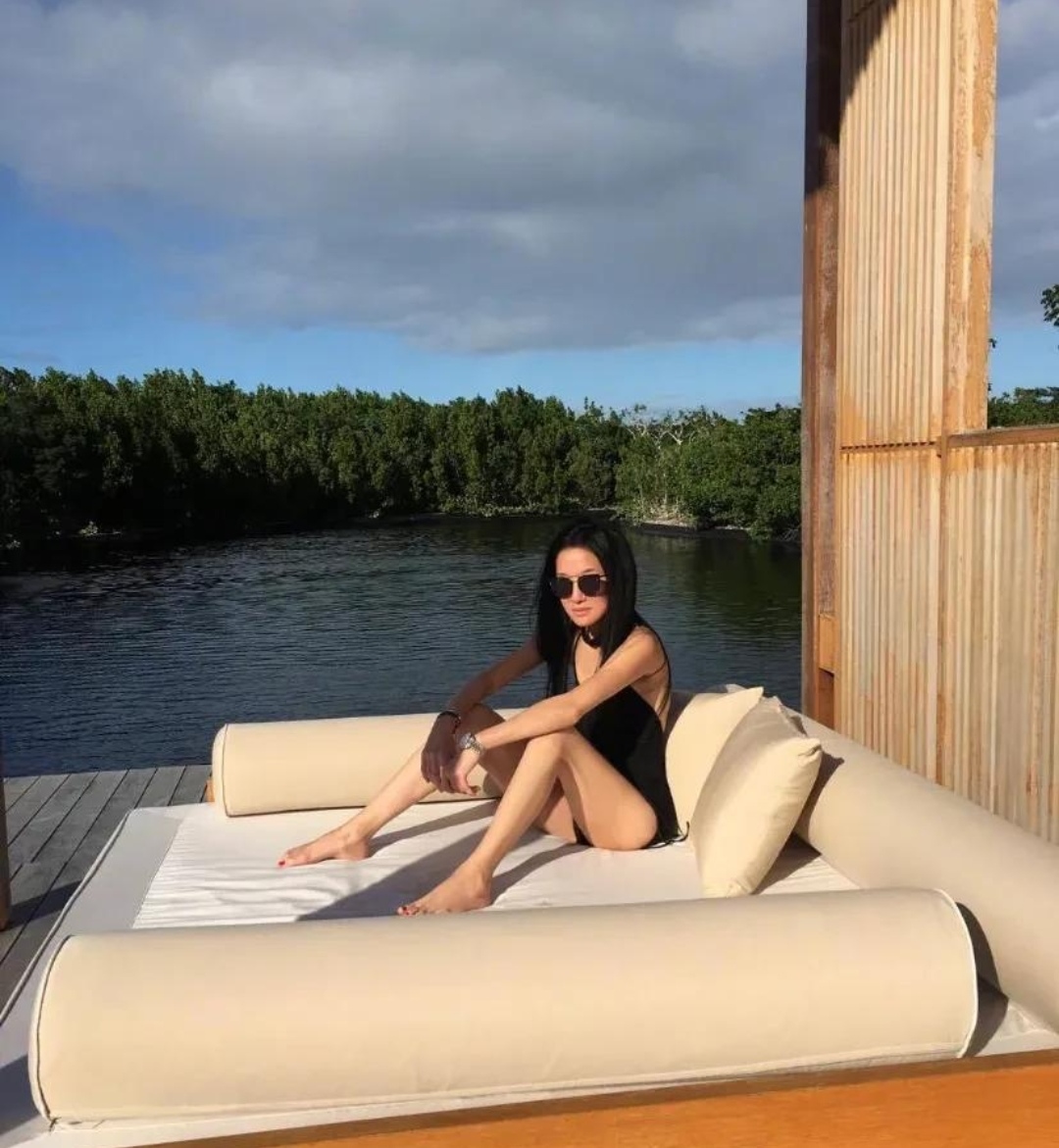 我真服了！70岁王微微有老人脸，但看到这玉女腿少女身材闭嘴了