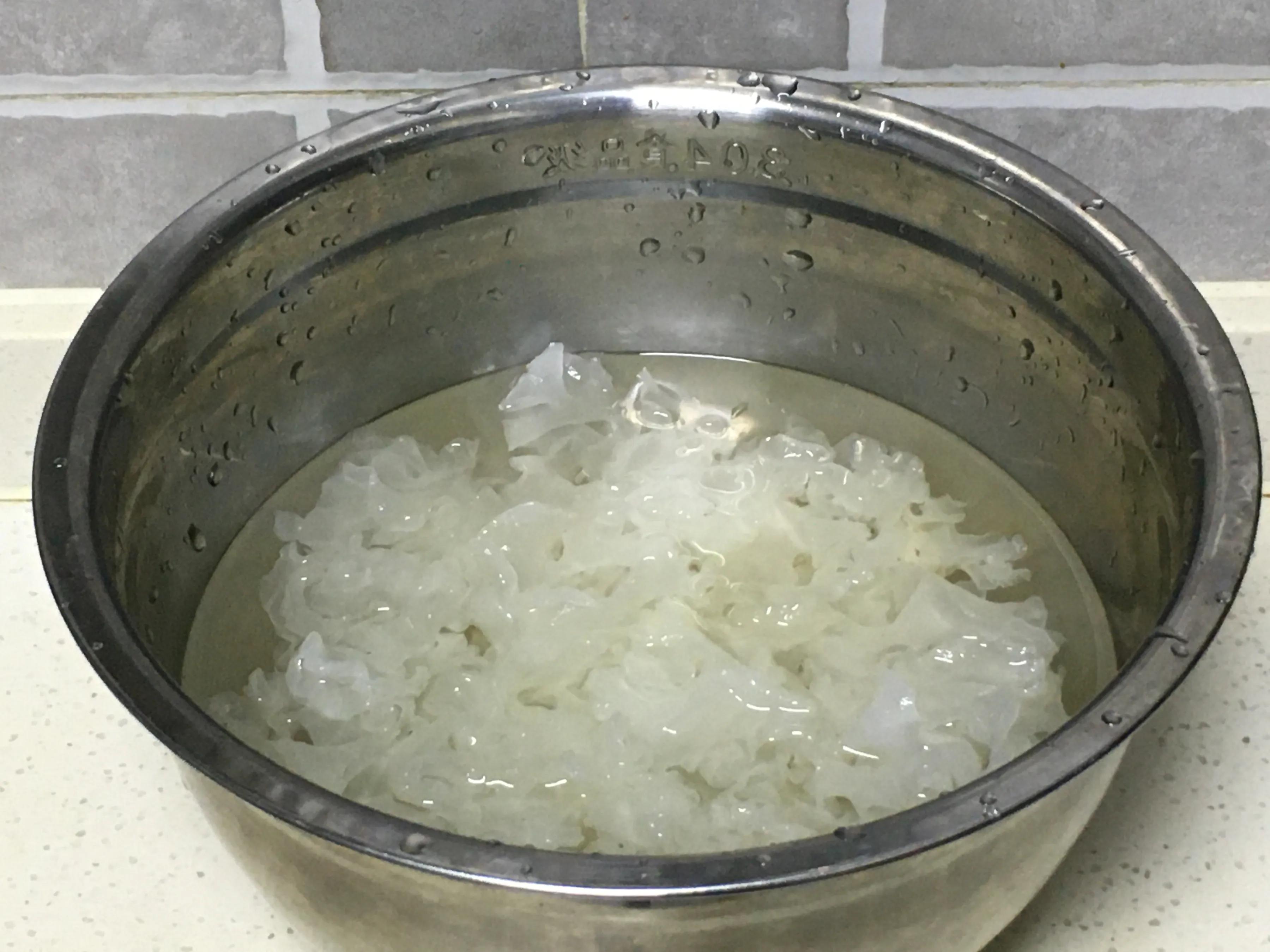 银耳汤开水熬吗,夏天煮银耳汤里放些什么东西