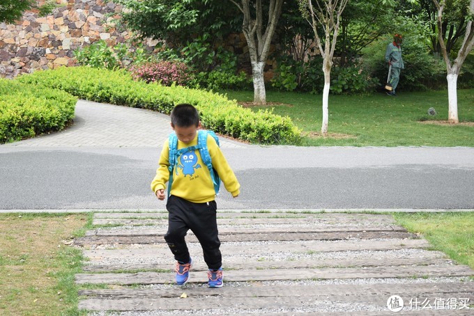 别让孩子输在起跑线，背上GMT for Kids挪威小方包，轻便 舒适 充裕