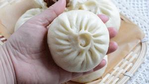 春天必吃的春笋酱肉包子，一锅16个全进肚了，抹抹嘴还没解馋