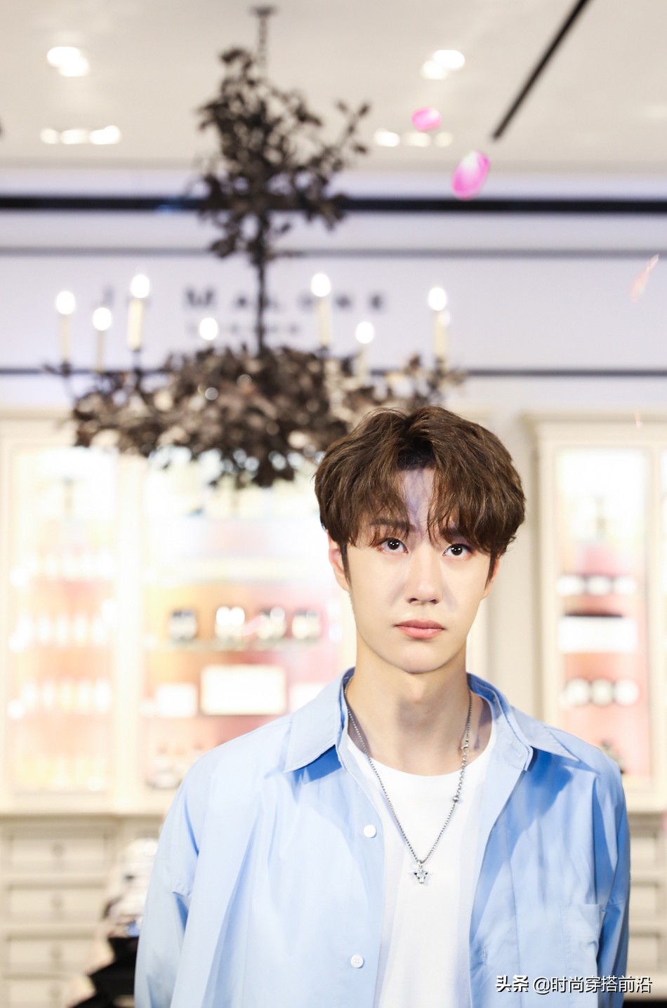 王一博蓝色清爽穿搭似大学校草，傲娇小表情卖萌，斜嘴笑很甜