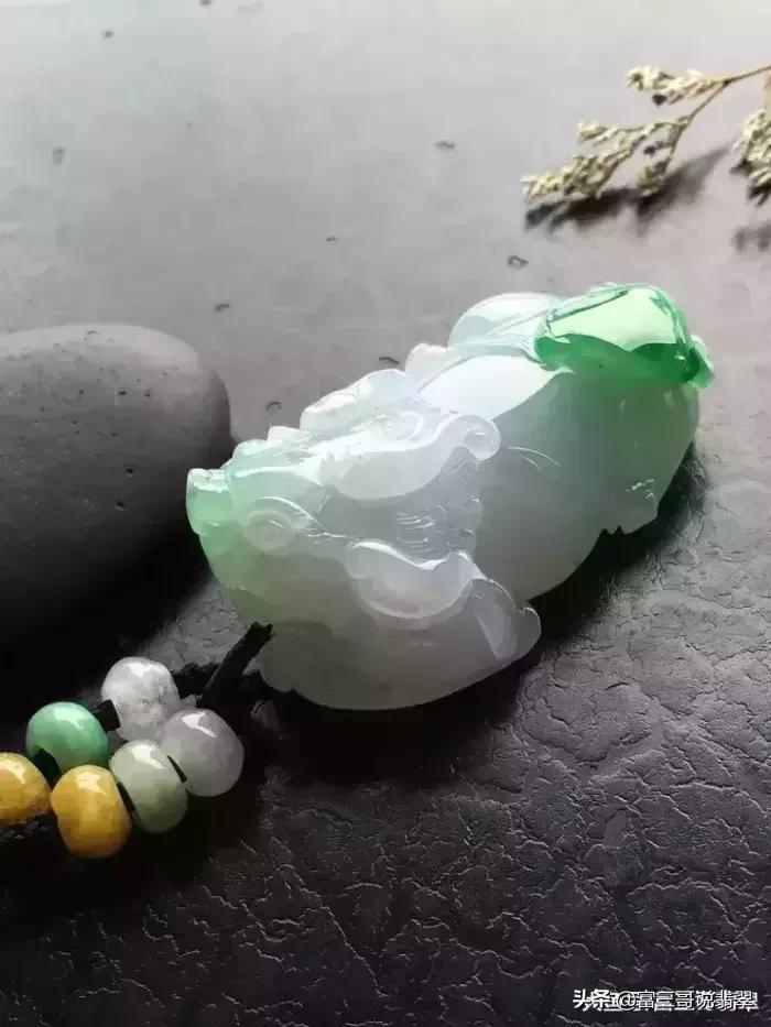 翡翠貔貅的正确佩戴方法,翡翠貔貅的正确戴法