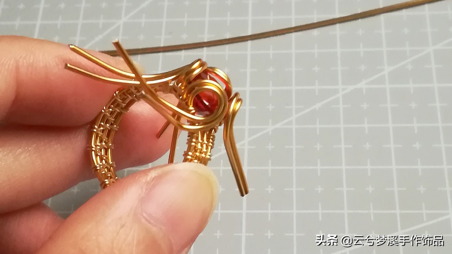 戒指最简单的绕线方法,一根扭扭棒蓝宝石戒指教程