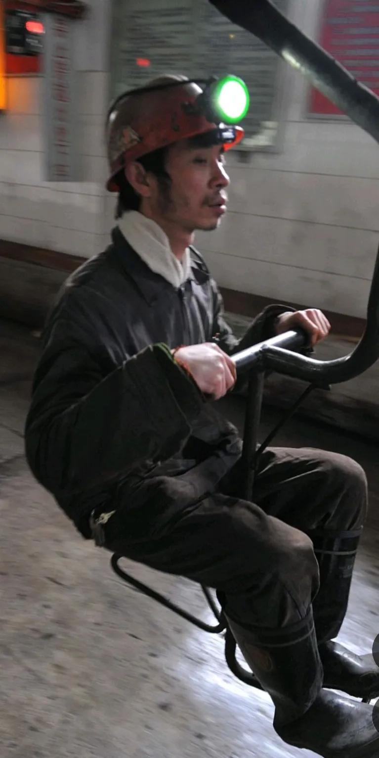 煤矿工人最真实的生活完整版,煤矿工人一个月能赚多少钱