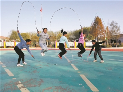 江苏省睢宁县骑路小学学生近视率、肥胖率均为零——跳绳八年，跳出两个“零”