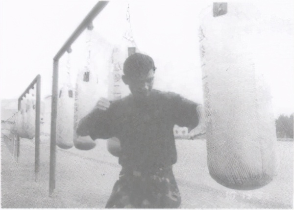 警用防暴棍对战短刀,警用棍式防暴器