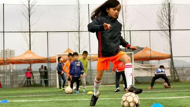 足球青训暑假班招生,太阳青训训练营的直播间