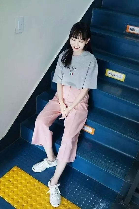 楼梯背景怎么拍照姿势好看,在废弃楼梯怎么复古拍照