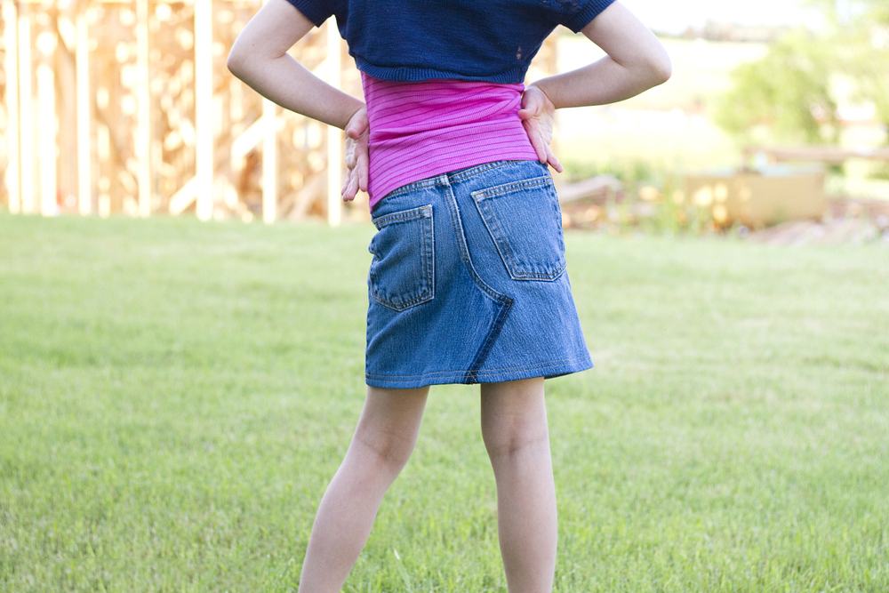 把一条闲置的牛仔裤改造成牛仔短裙，只要学会这个方法，轻松制作