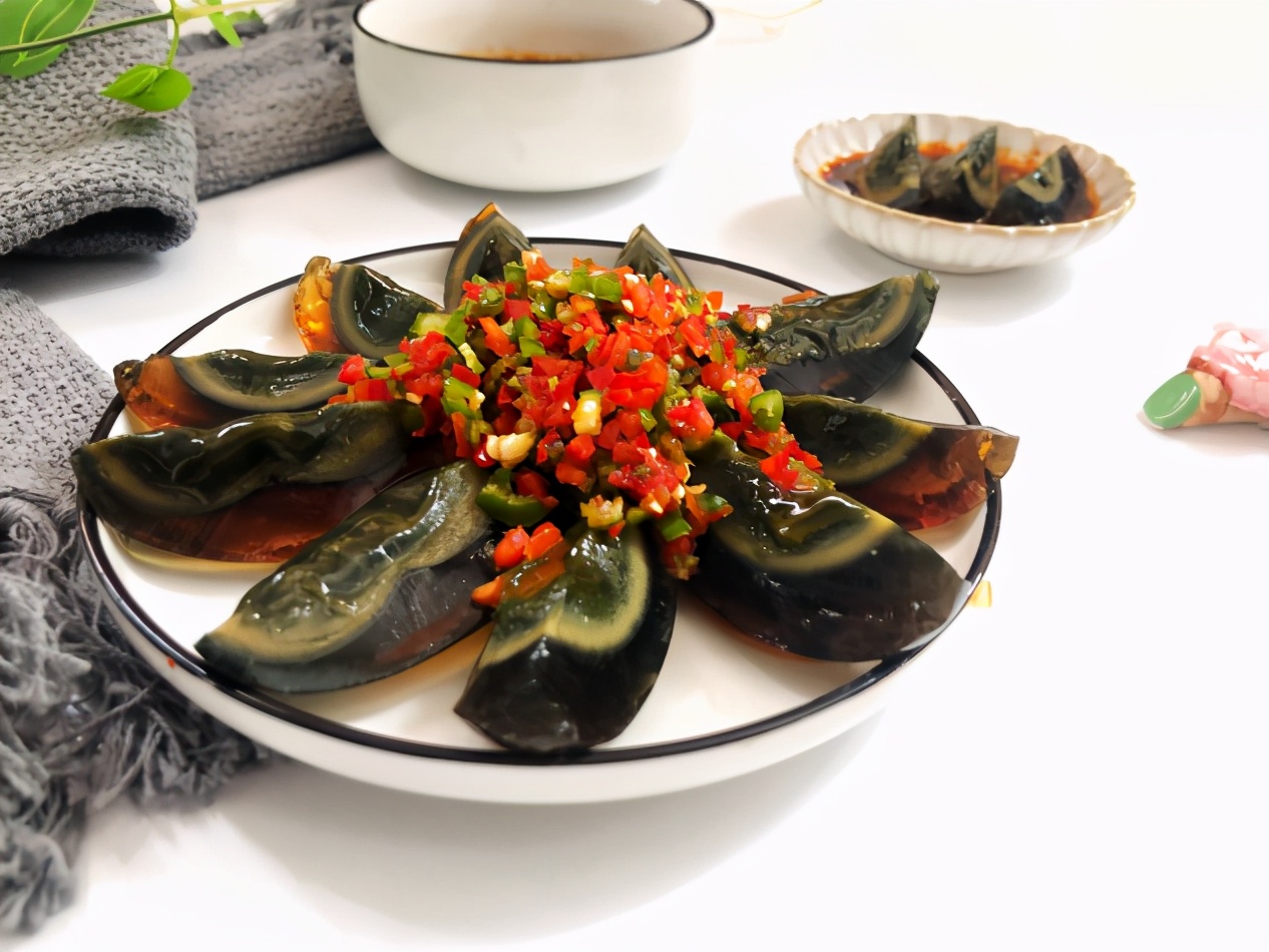 拌皮蛋时，碱味重还涩口？加这3样，去异味，嫩滑爽口，越吃越香
