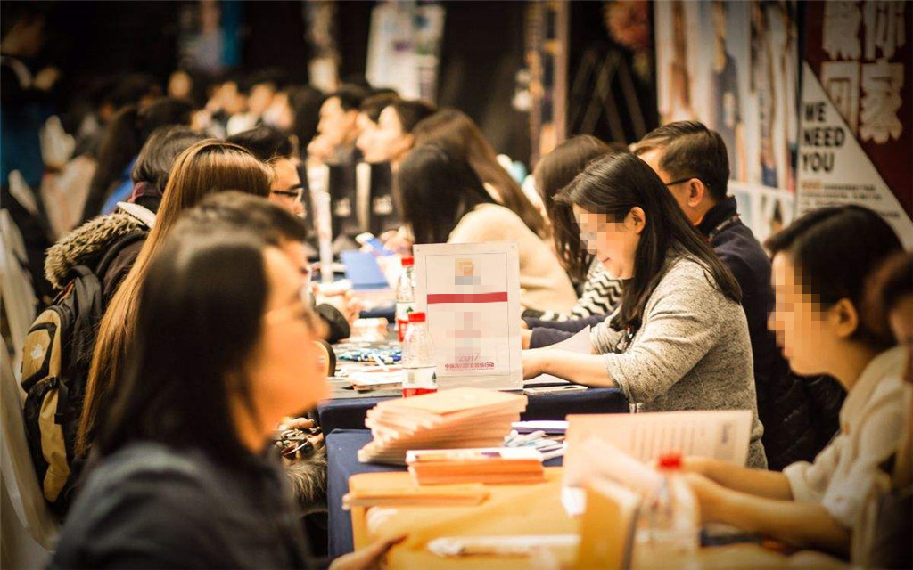 女孩面试外卖员，面试官问送餐路上汤洒了咋办？道歉的都淘汰了