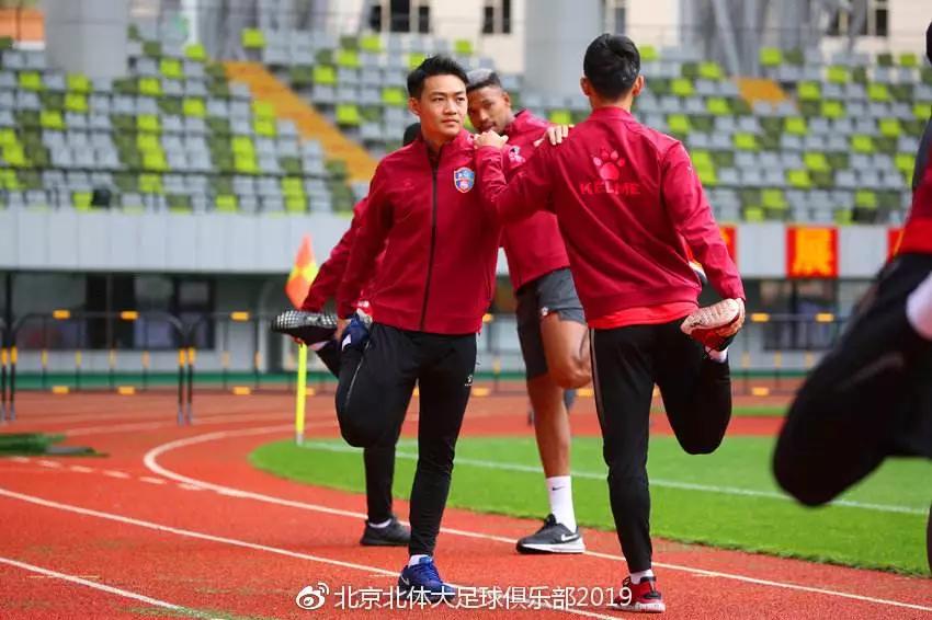 前国脚欠薪被逼提前退役中国足球哀其不幸，怒其不争