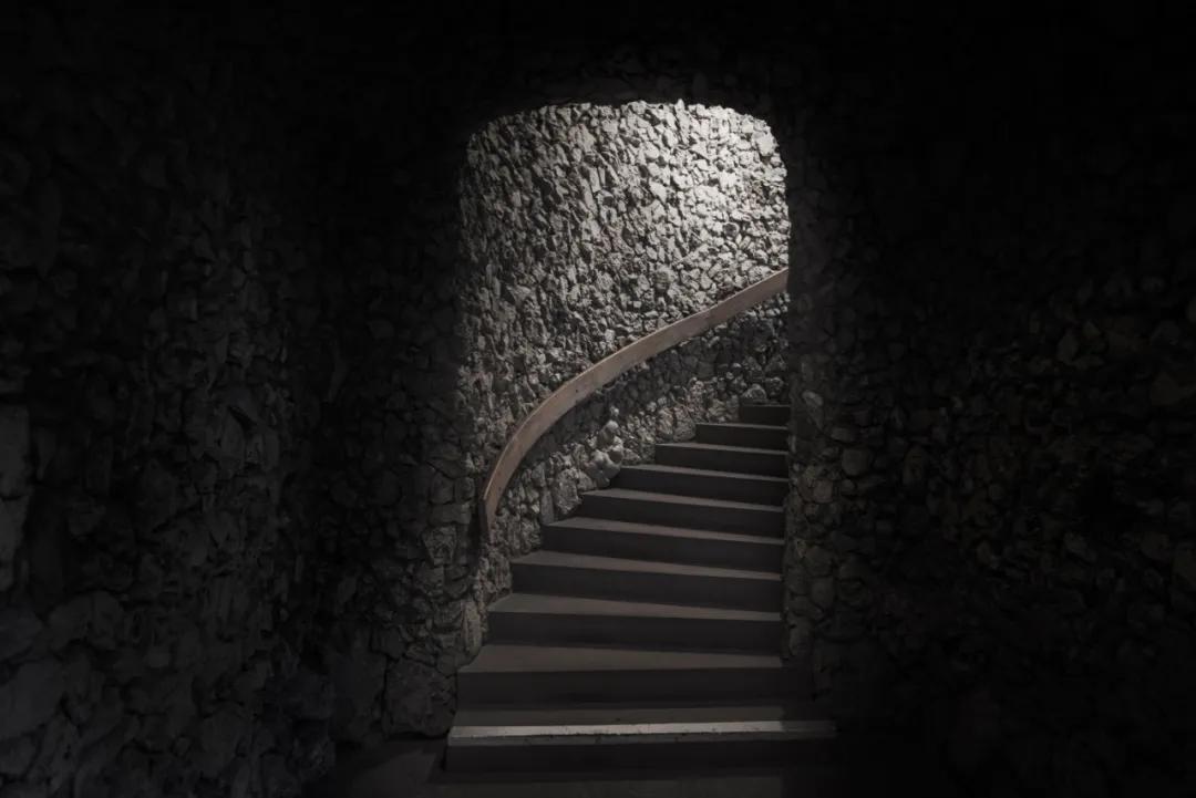 珍贵紫砂泥引来“摸土校尉”：女浴室垂直往下打出60米深的洞！