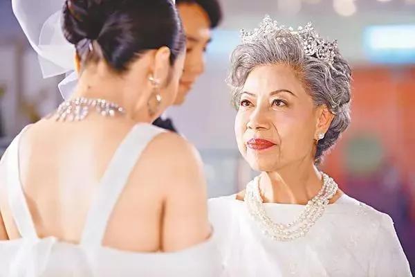 还记得“神婆专业户”罗兰吗?85岁的她如今过得怎么样