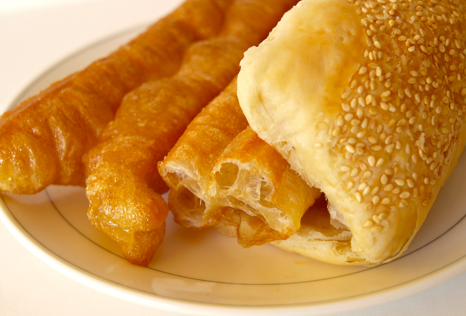 1斤面2个鸡蛋炸油条的配方,家庭面粉鸡蛋炸油条的做法