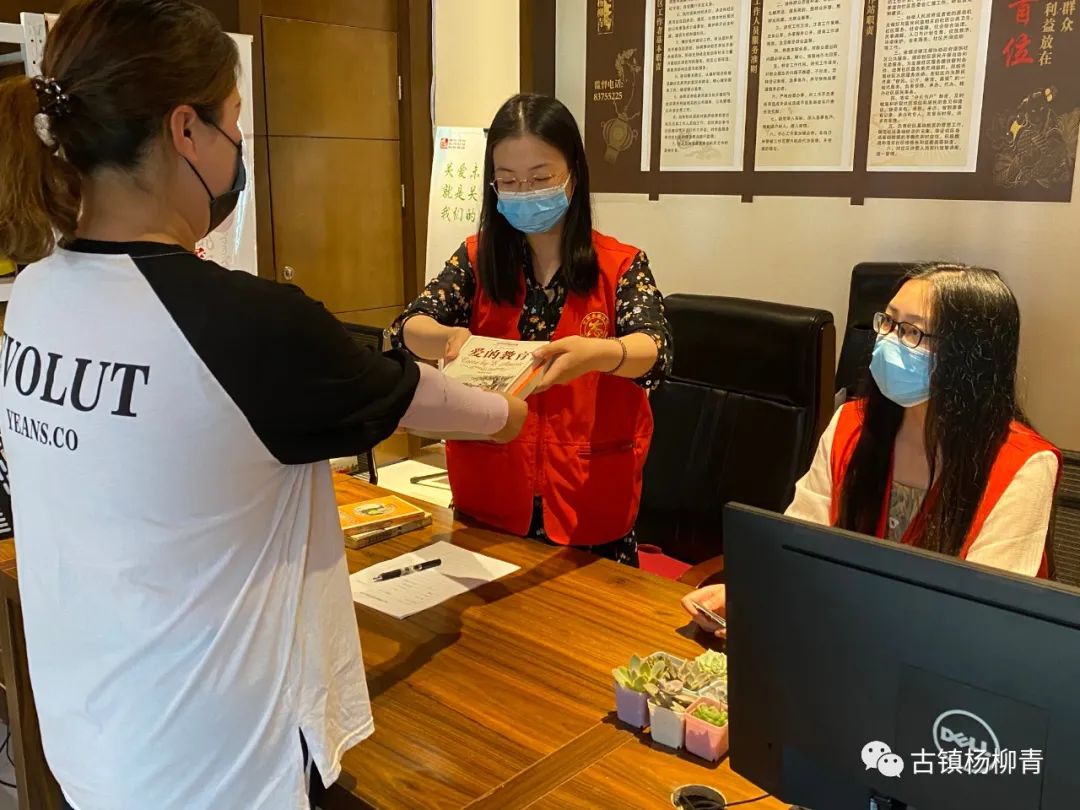 书香小屋“益”起建绿植美家秀出来--西青区杨柳青镇英伦社区青年之家捐书活动