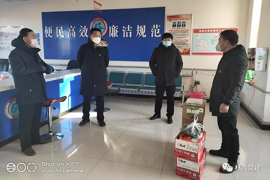 党员志愿者暖了居民心窝,林业局党员为贫困户送温暖