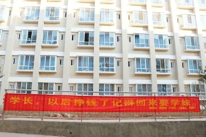 学校毕业的横幅,高校走心毕业季标语惹哭网友