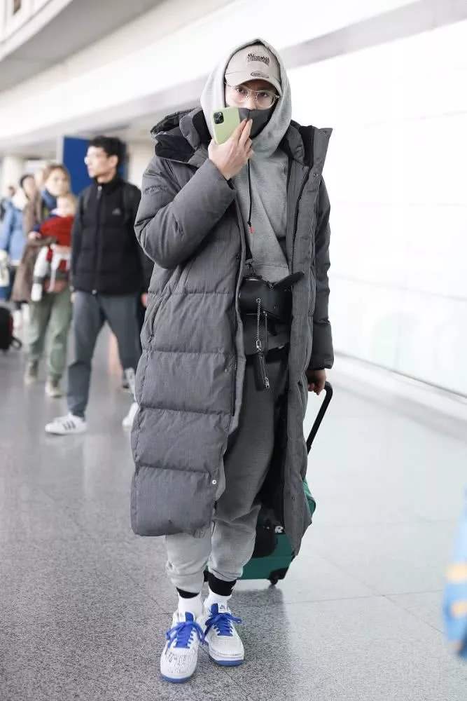 都说明星买鞋容易,看王鹤棣什么水平,万元神鞋打球扫雪毫不心疼