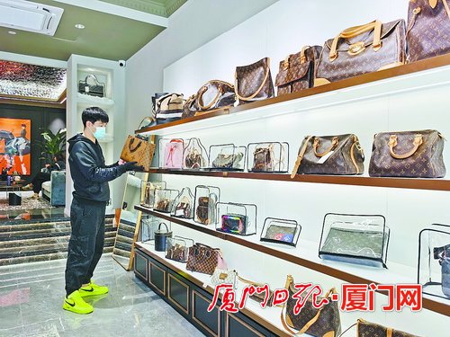 专柜大排长龙，厦门奢侈品包包销量大增！不少漳州泉州顾客线上订货