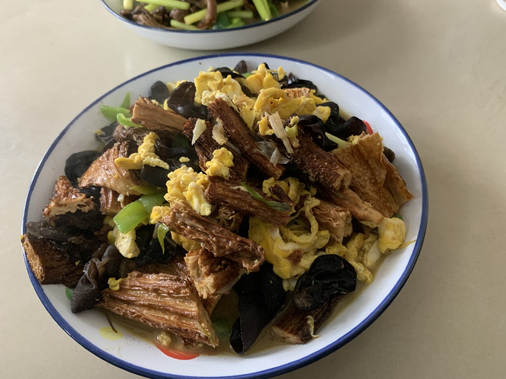 炒木耳要怎么才能爆炸,炒木耳总是噼里啪啦