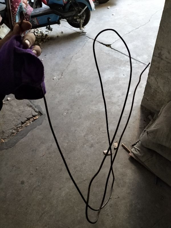 车钥匙被锁后备箱开锁,车钥匙锁到后备箱里有办法开吗