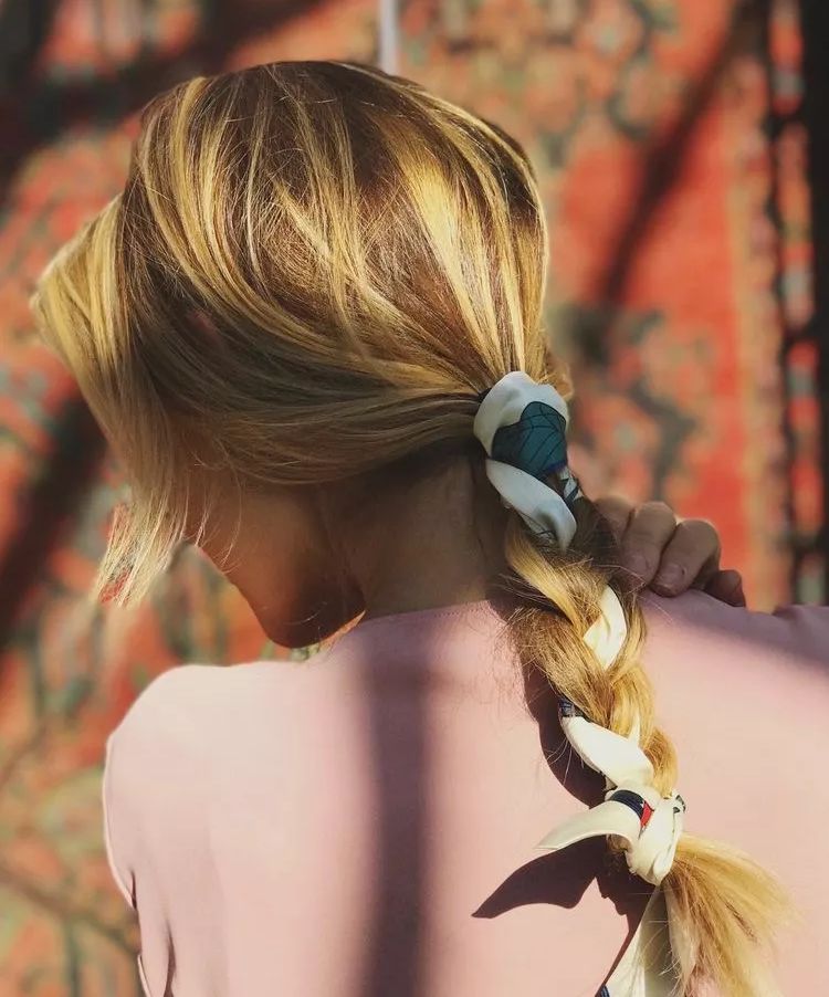 跨越半世纪的经典搭配王丝巾，这都当衣服穿了？