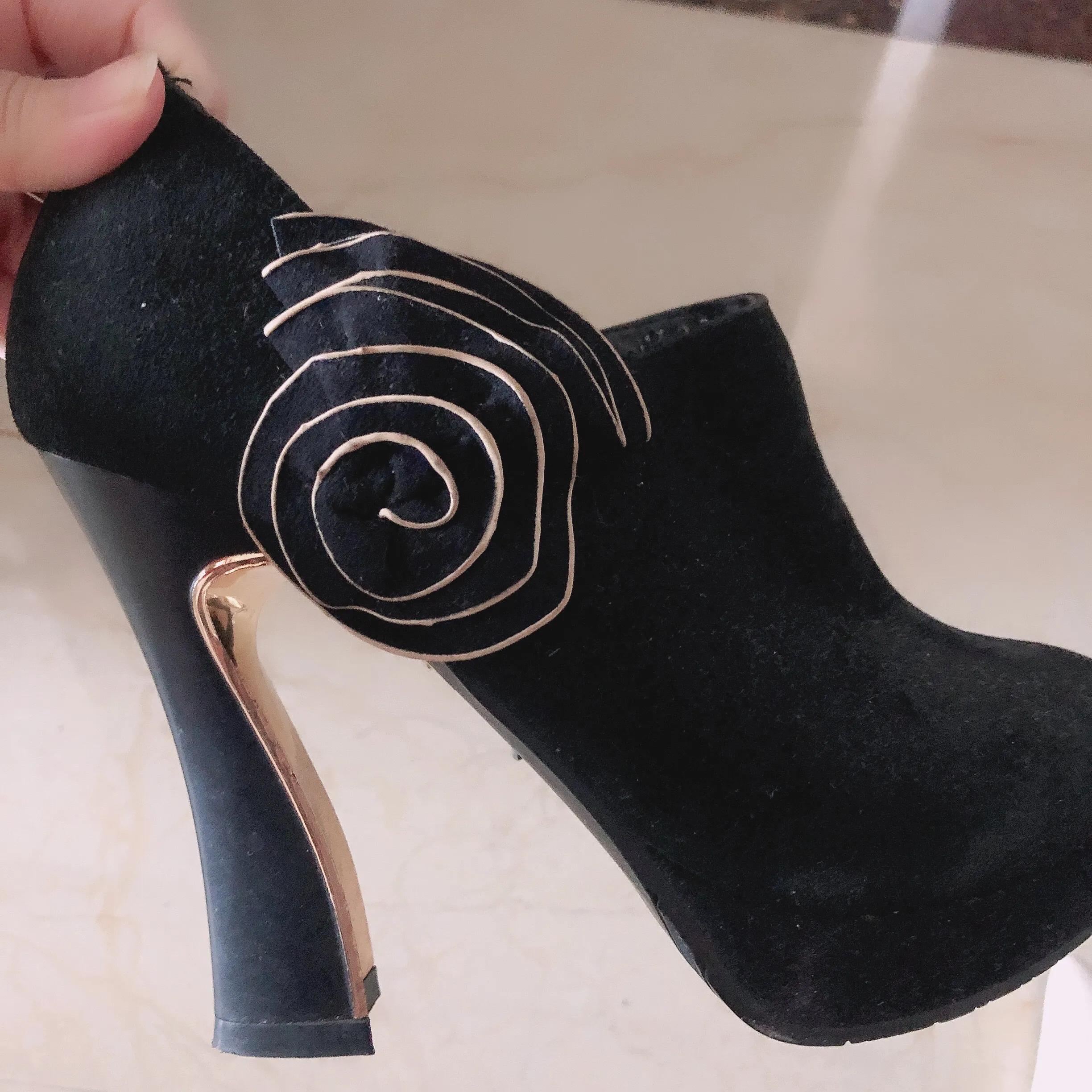 发觉自己越来越矮,发现自己穿上高跟鞋却很磨脚