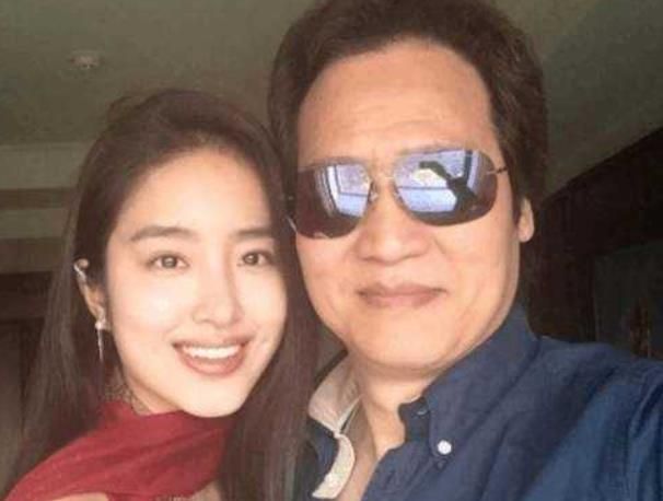 郑恺苗苗疑是喜当爸爸妈妈,郑恺苗苗晒照庆祝结婚一周年