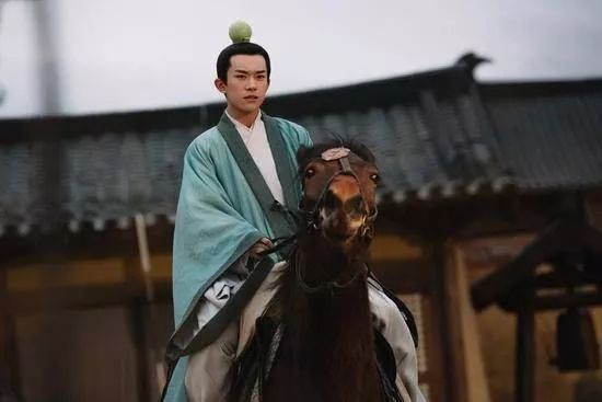 易烊千玺：中年老母亲，究竟为什么那么粉他？