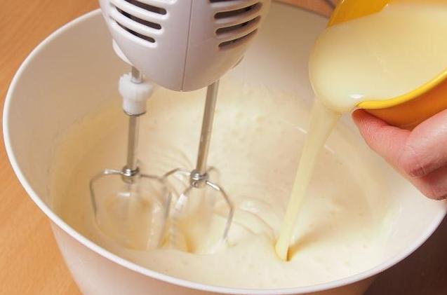 淡奶油打发过度如何补救,淡奶油打发过头了怎么弄回奶油