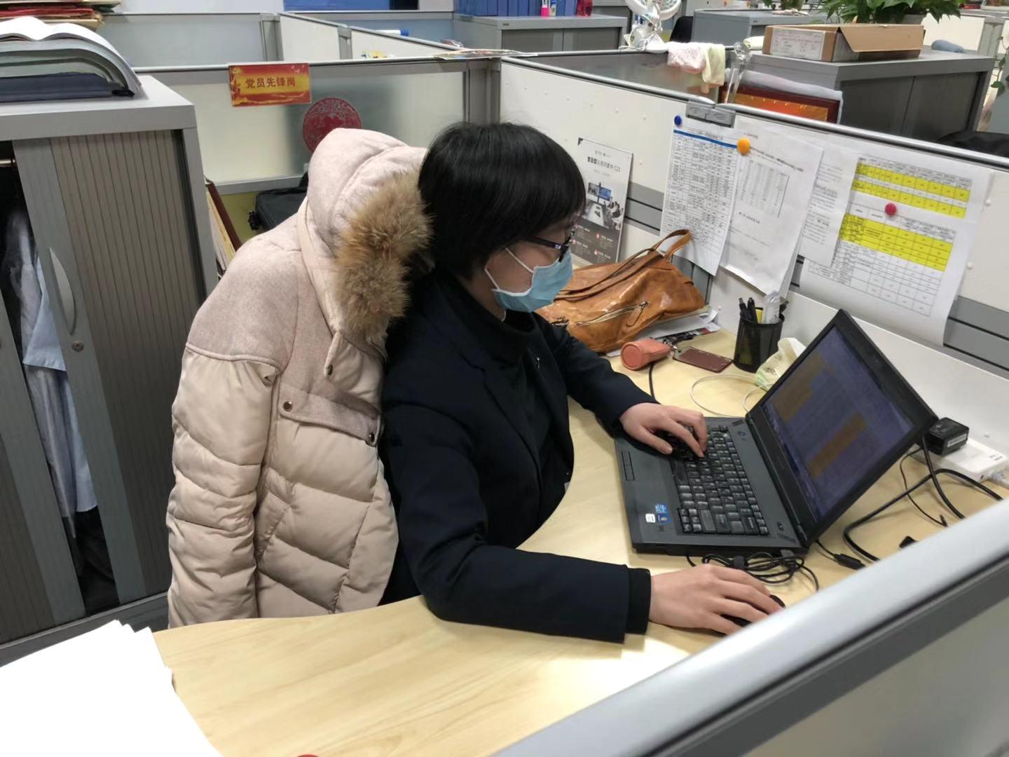 抗疫一线党旗扬牢记使命显担当,党旗飘扬亮底色抗疫一线显担当