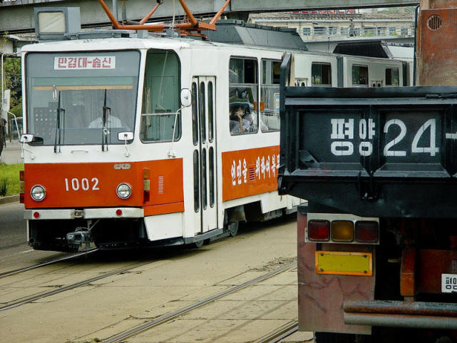 朝鲜人很少吃牛肉，出行主要靠双腿和公交车