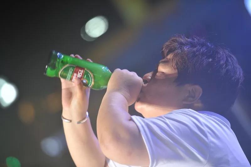 酒王大赛周赛吹瓶最快3秒70！震惊金沙滩啤酒城